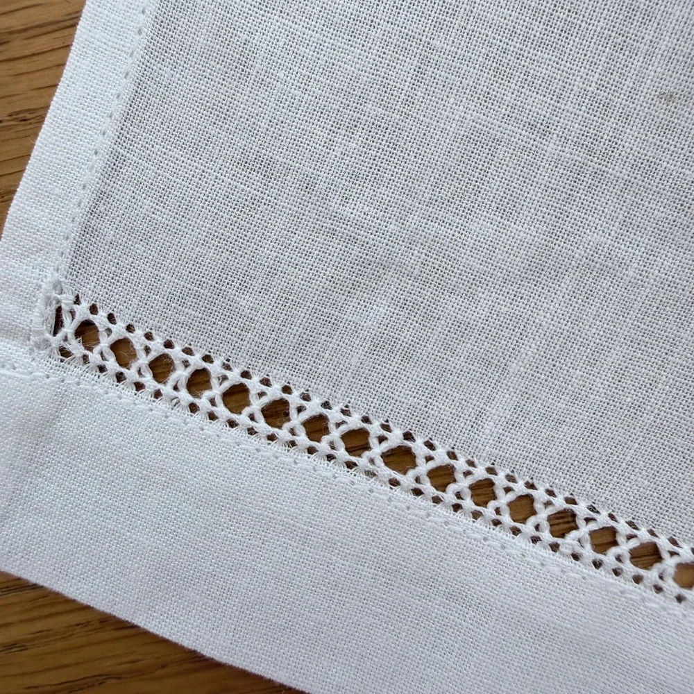 SET OF TWO HAND TOWELS